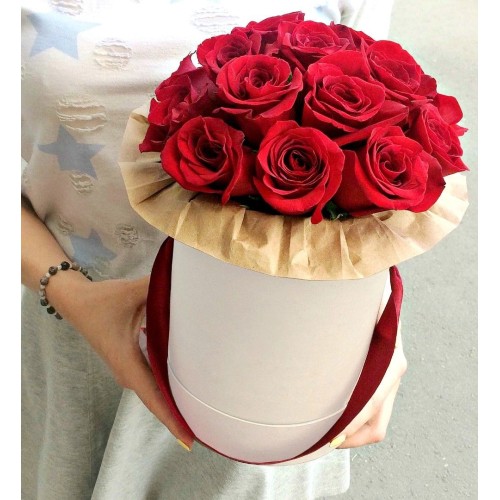 Купить на заказ 11 красных роз в коробке с доставкой в Шемонаихе