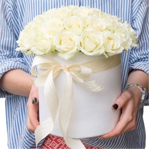 Купить на заказ 25 белых роз в коробке с доставкой в Шемонаихе